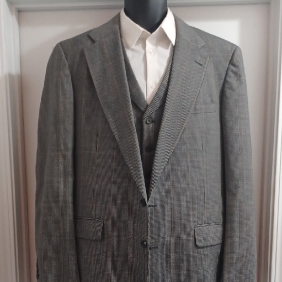 Classic Custom Men's Plaid Gray 3-Piece Suit, 42L / 36W x 32L - Picture 3 of 16